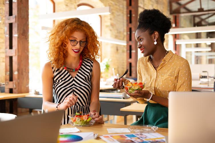 Twee vrouwen lunchen samen op het werk