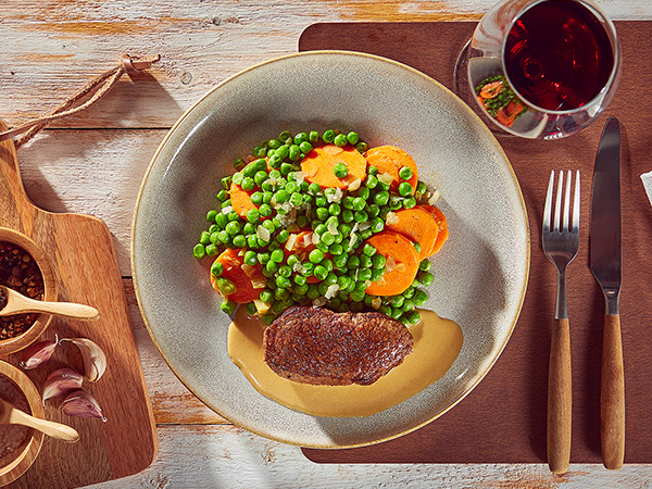 Gebakken steak in mosterdsaus